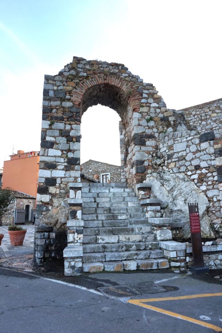 Arco Romano Castelmola front