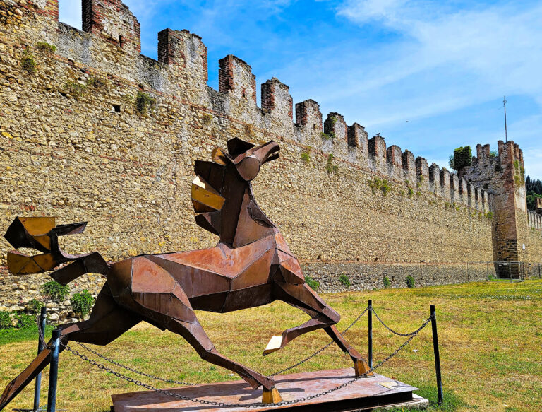 Horse in Piazza Cavelli