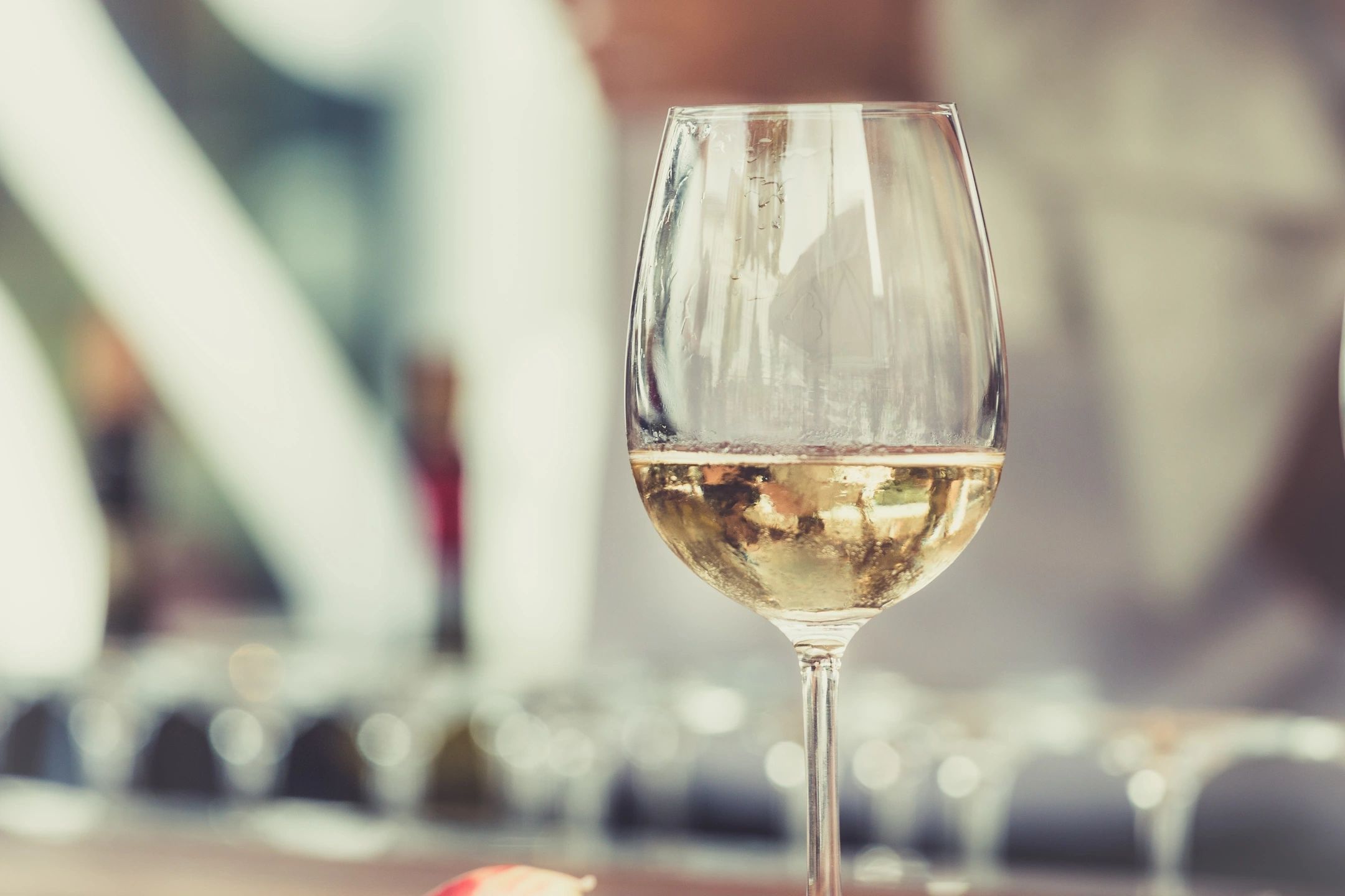 Gkass of white wine